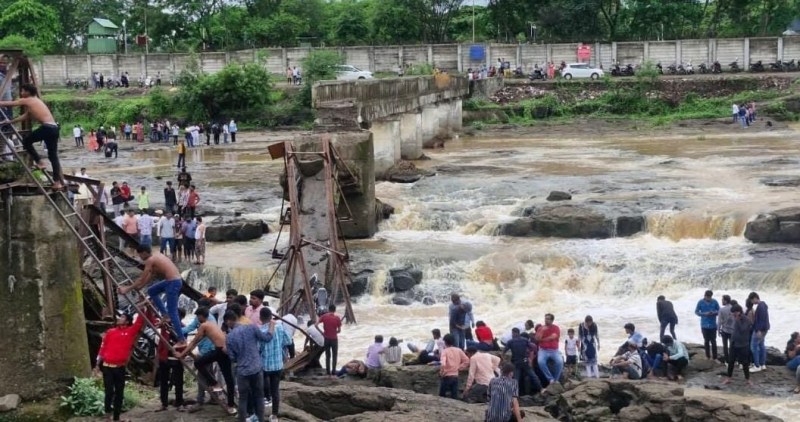 Pune Indrayani River Bridge Collapsed